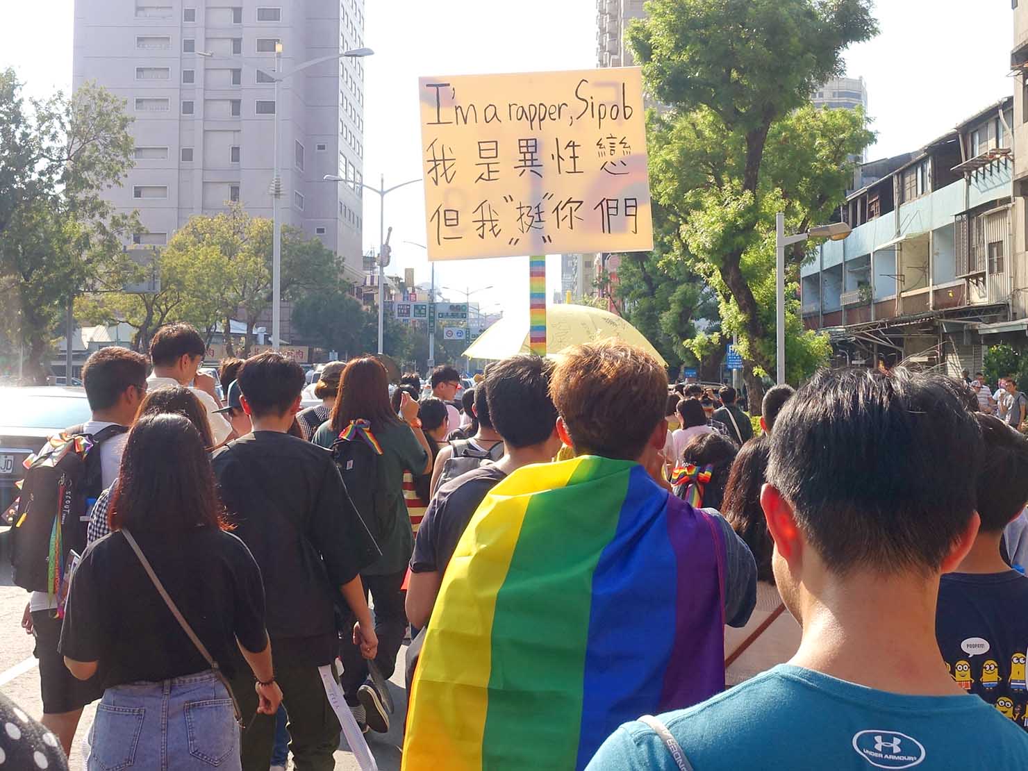 「高雄同志大遊行（高雄プライド）」2019のパレードでプラカードを掲げる異性愛者の参加者