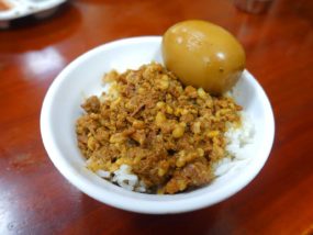 台北・寧夏夜市のおすすめグルメ店「龍緣魯肉飯」の魯肉飯