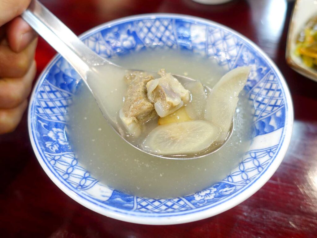 台北・永康街のおすすめグルメ店「無一物海產粥」のスープ