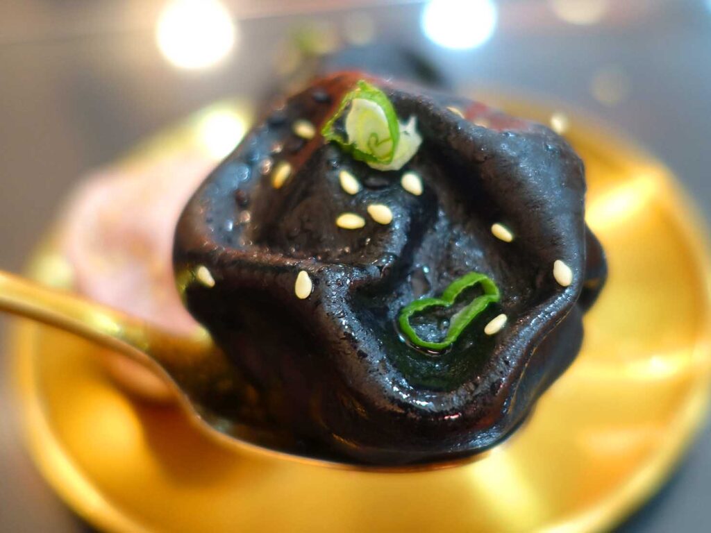 台北・公館夜市（台湾大学）周辺のおすすめグルメ「爆汁老上海生煎」の惡魔牛肉脆皮生煎