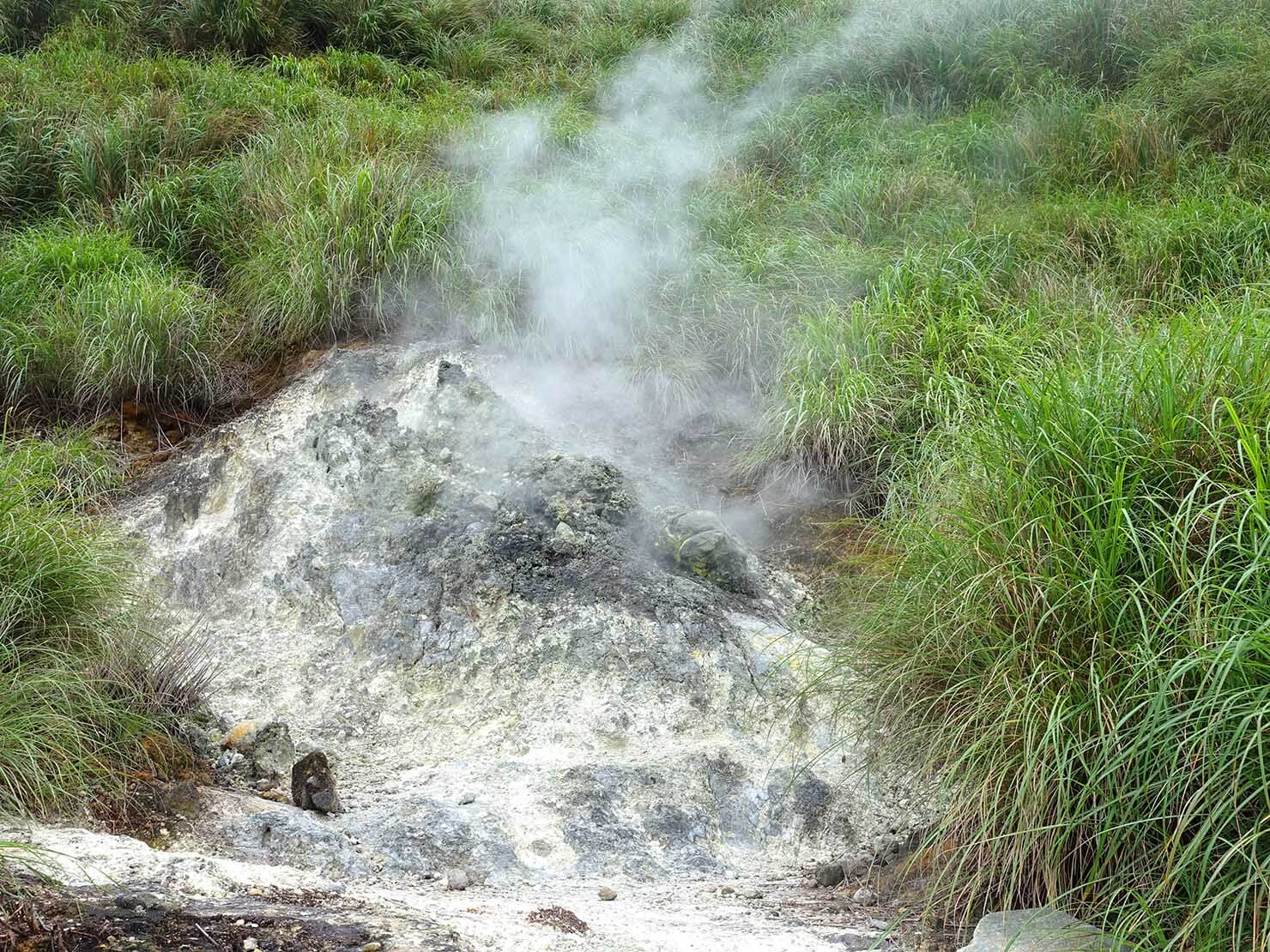 台北・陽明山のおすすめスポット「小油坑」の岩から吹き出す蒸気