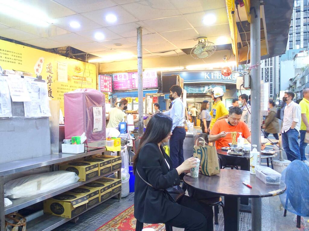 台北・遼寧街夜市のおすすめグルメ店「勝利號蚵仔煎」の店内