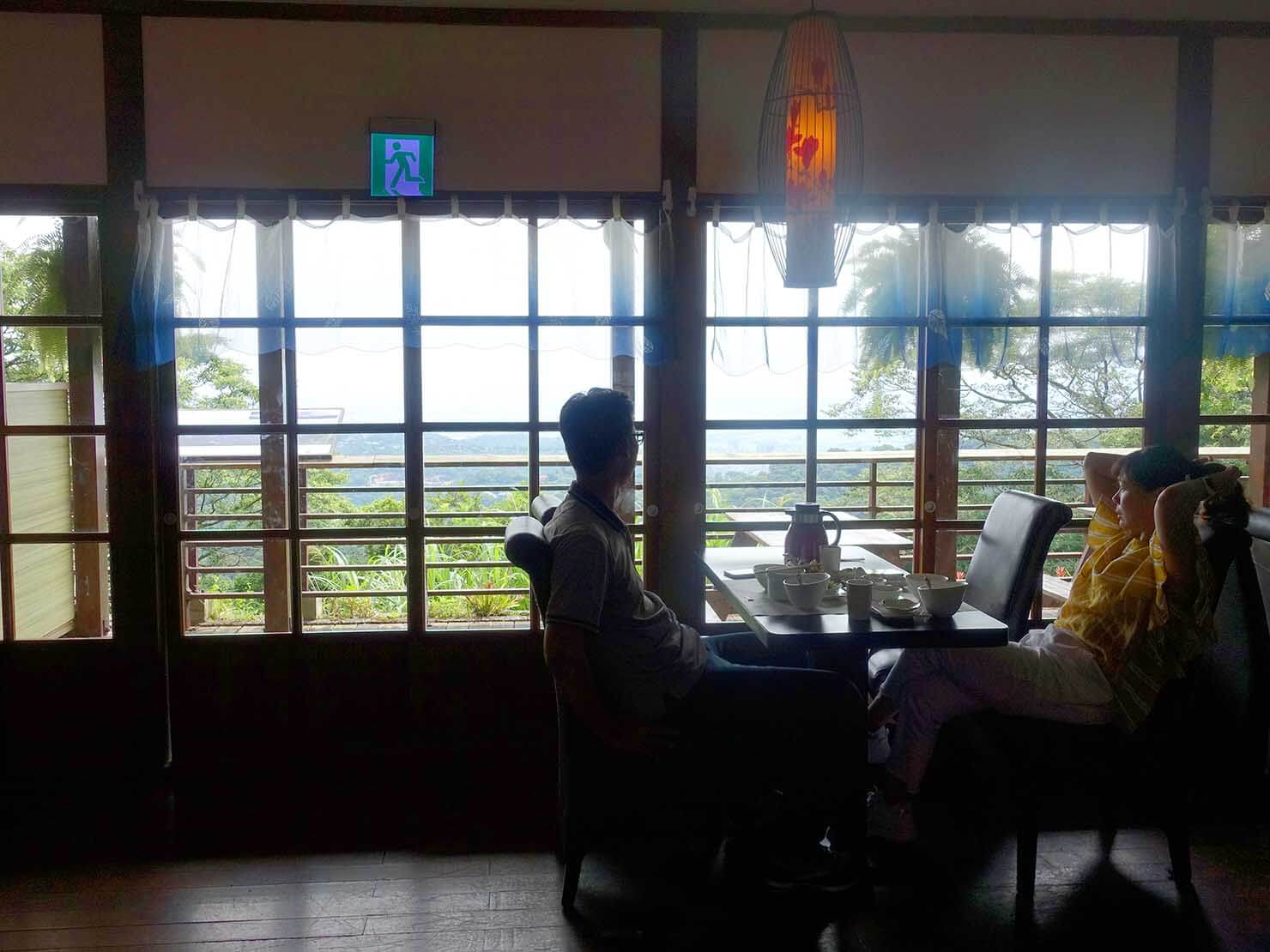 台北・陽明山のおすすめスポット「草山行館」のカフェテリア窓辺