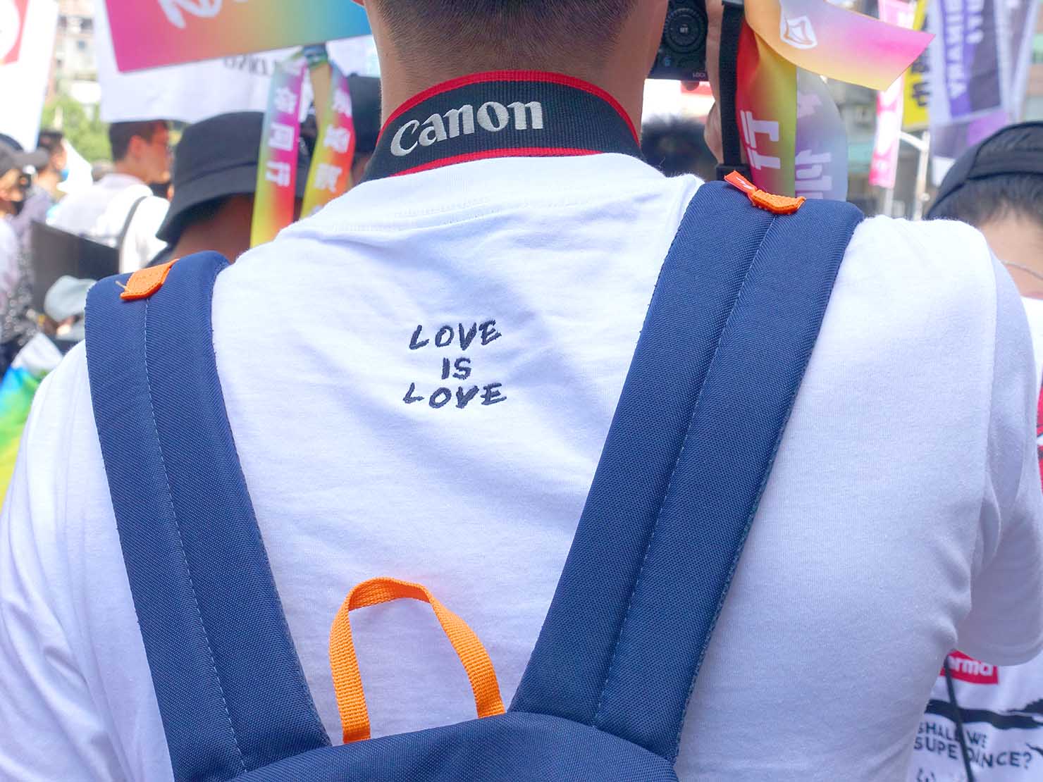 台湾・桃園のLGBTプライド「桃園彩虹野餐日」2020パレードで「LOVE IS LOVE」のTシャツを着る参加者