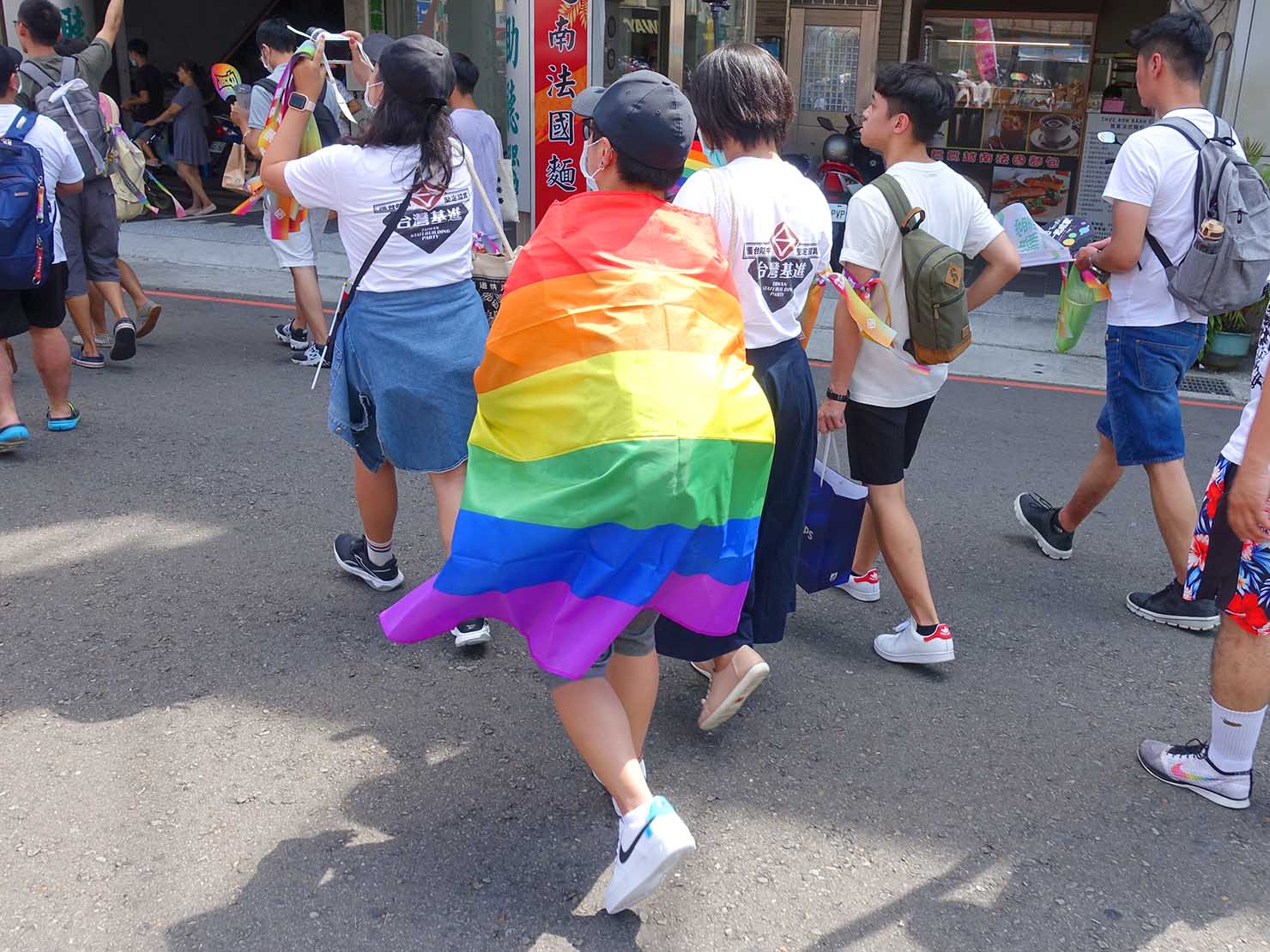 台湾・桃園のLGBTプライド「桃園彩虹野餐日」2020のパレードでレインボーフラッグをまとって歩く参加者