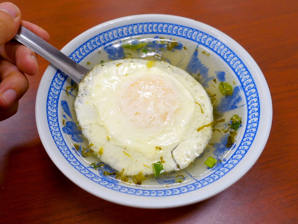 台北・西門町での朝ごはんにおすすめのグルメ店「萍姐酸菜麵」の荷包蛋湯