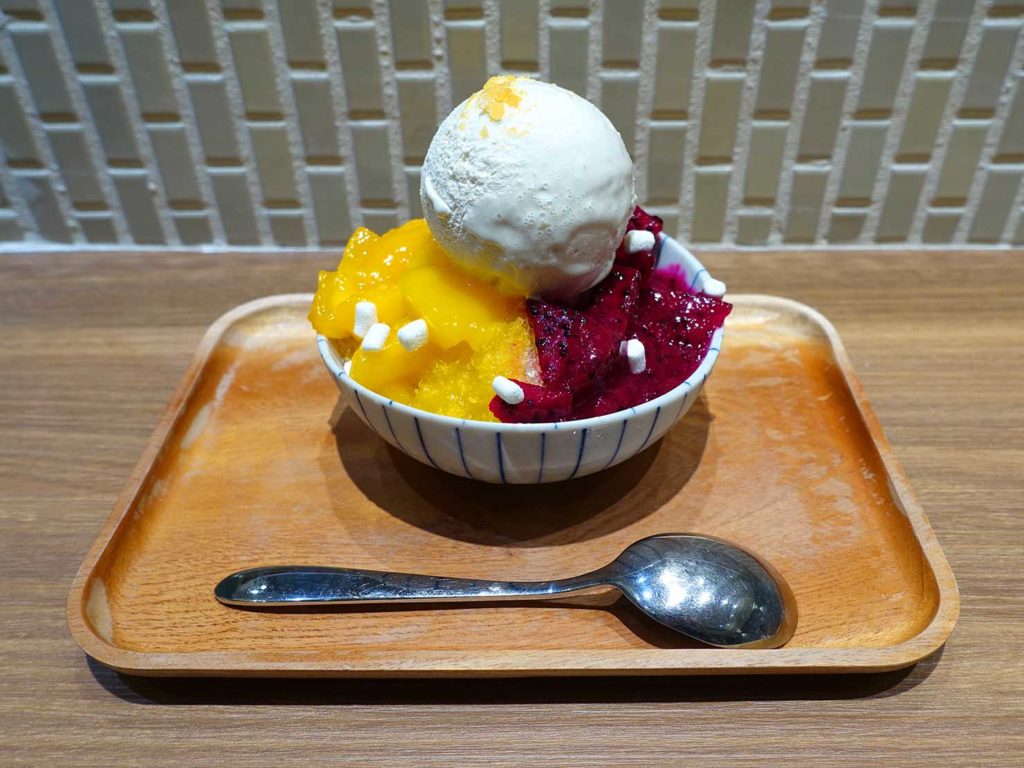 台北101/世貿駅（吳興商圈）のおすすめグルメ店「友誼冰菓室」の小半水果刨冰