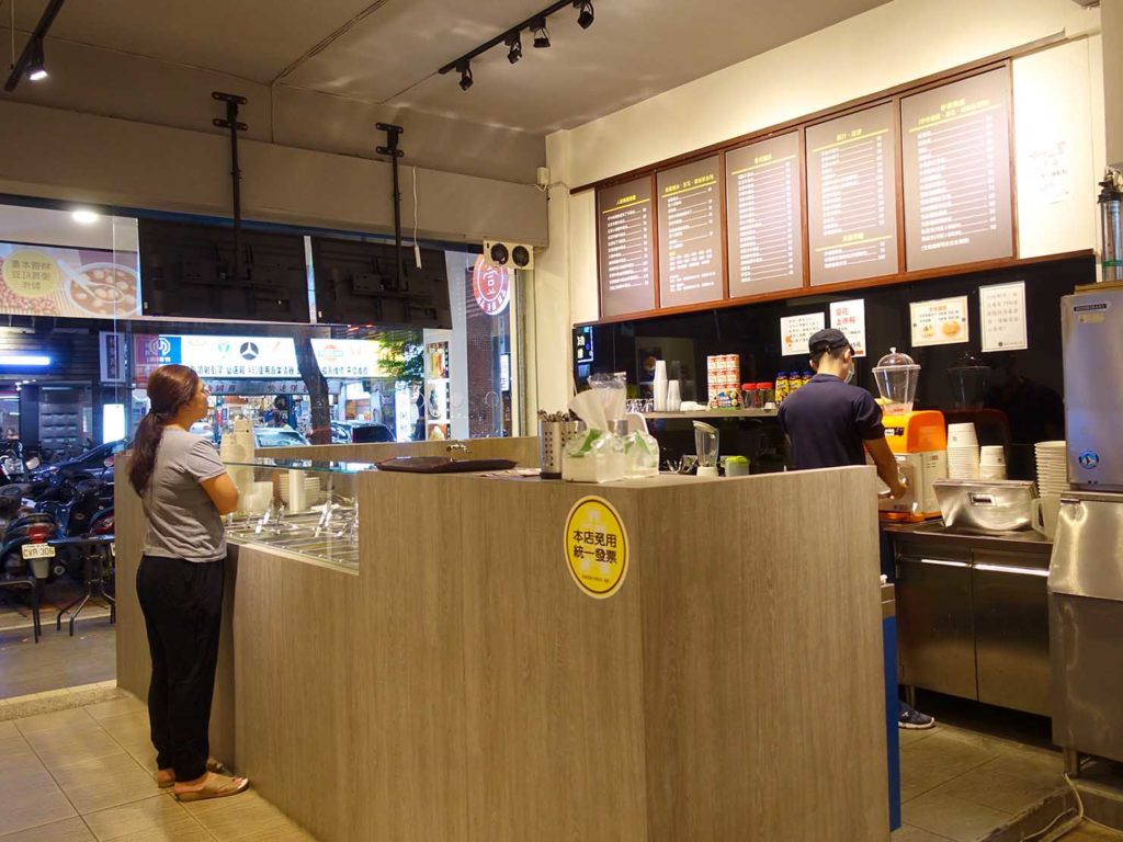 台北101/世貿駅(吳興商圈)のおすすめグルメ店「壹合冰品湯圓甜品」のカウンター