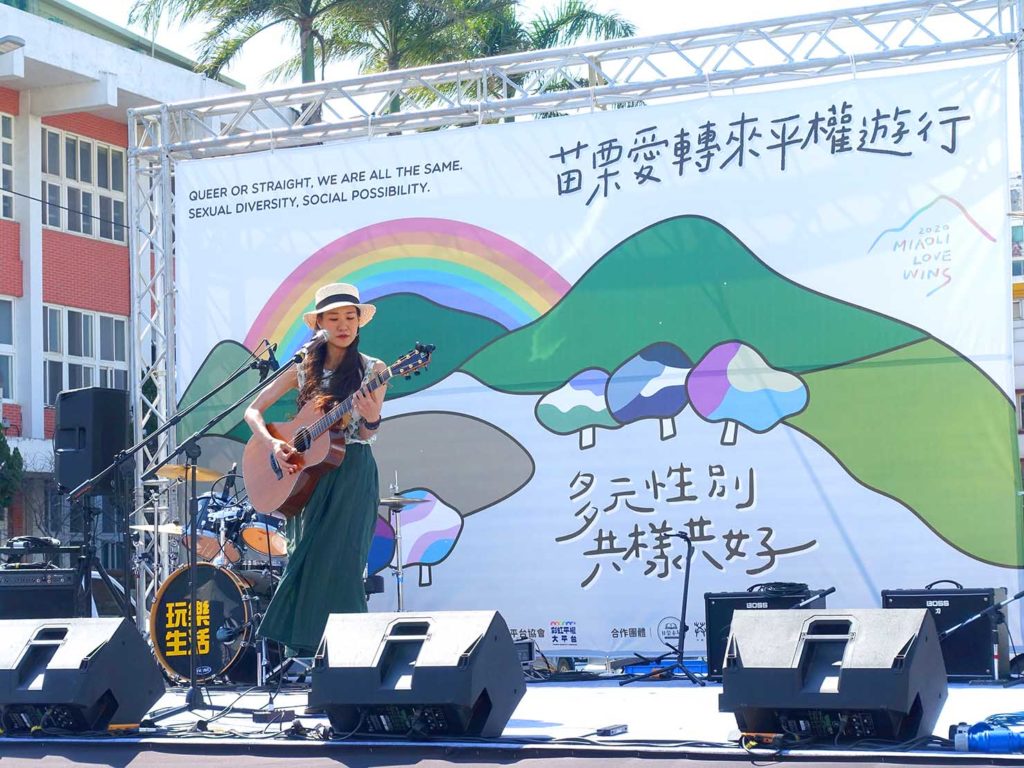 「苗栗愛轉來平權遊行」2020の会場ステージでミニライブを披露する米沙さん