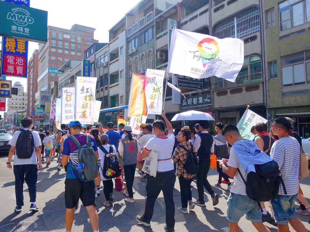 「苗栗愛轉來平權遊行」2020のパレードで掲げられた桃園彩虹野餐日のフラッグ