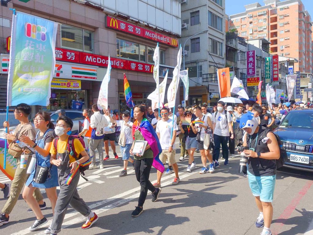 「苗栗愛轉來平權遊行」2020のパレードで苗栗市街中心部を歩くパレード隊列