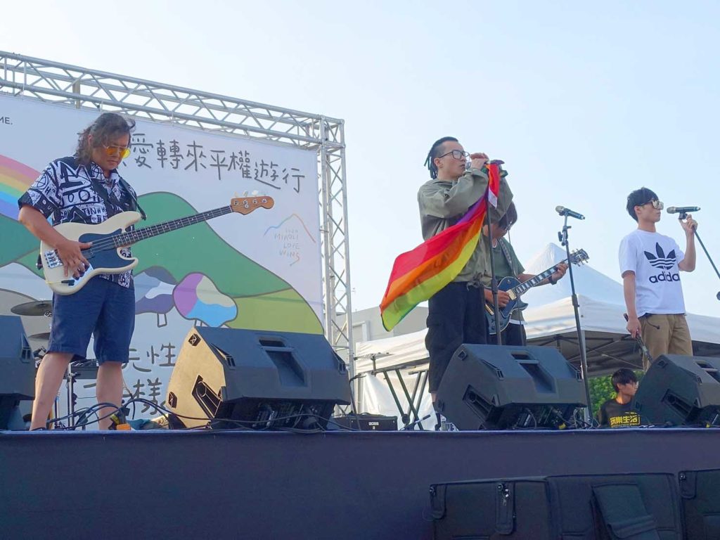 「苗栗愛轉來平權遊行」2020の会場ステージでライブパフォーマンスを披露する神棍樂團