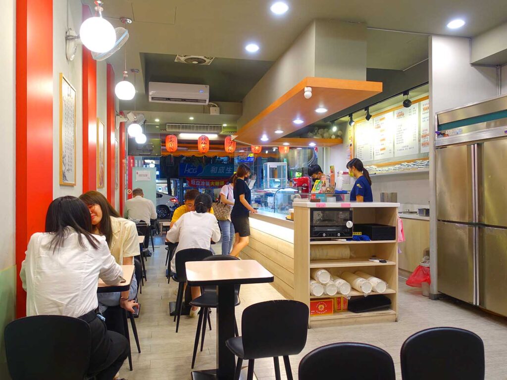 台北101/世貿駅（吳興商圈）のおすすめグルメ店「三大豆花冰熱品」の店内
