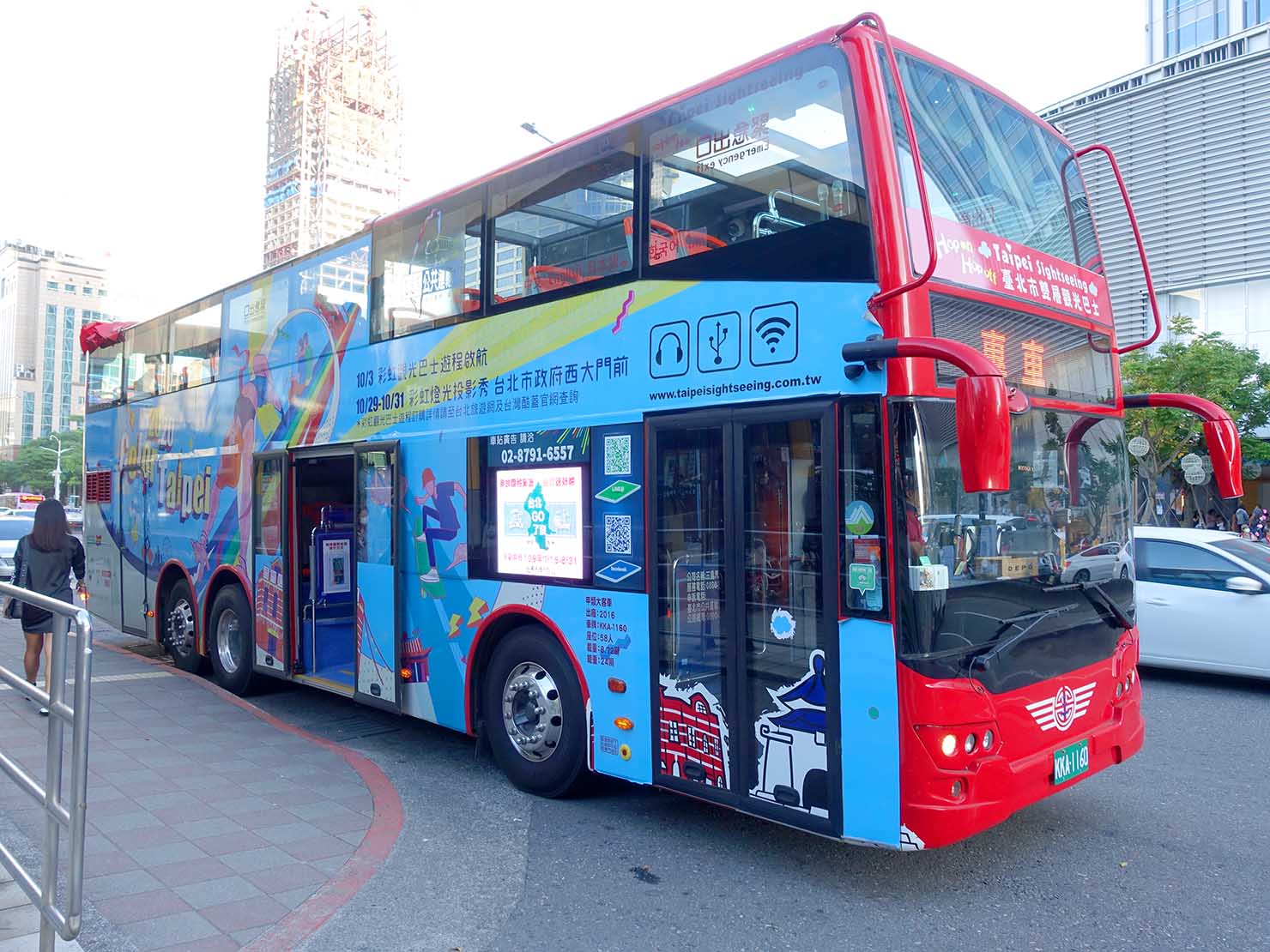 台北のLGBTスポットを巡る観光バス「Color Taipei 彩虹觀光巴士」の２階建てバス