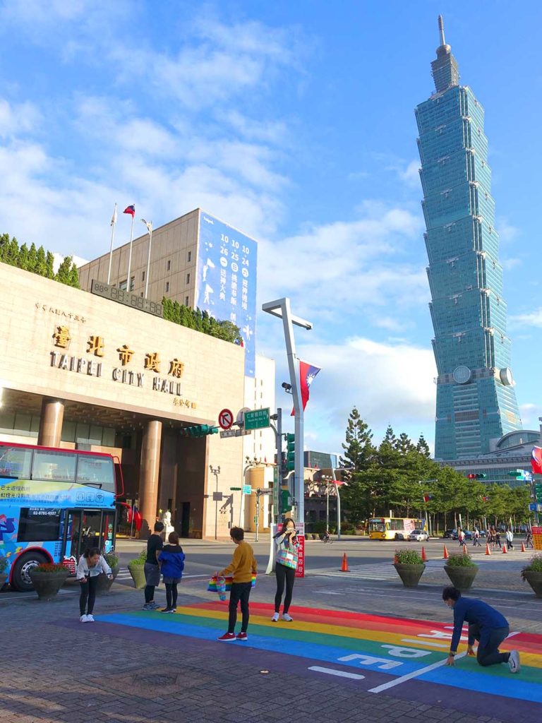 台北のLGBTスポットを巡る観光バス「Color Taipei 彩虹觀光巴士」の第１スポット・台北市政府前のレインボー歩道と台北101