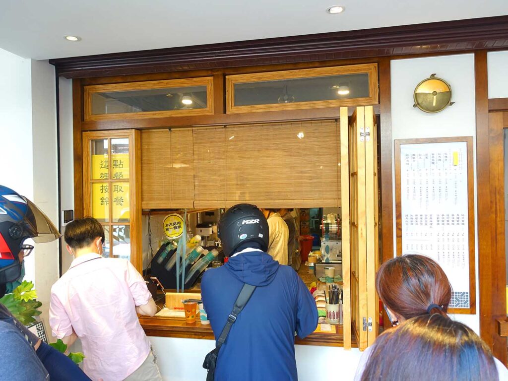 台北101/世貿駅（吳興商圈）のおすすめグルメ店「坪林手」のカウンター
