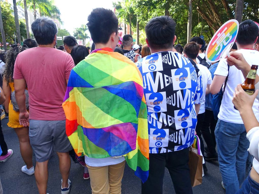 台灣同志遊行（台湾LGBTプライド）2020のパレードにレインボーフラッグを纏って歩く参加者