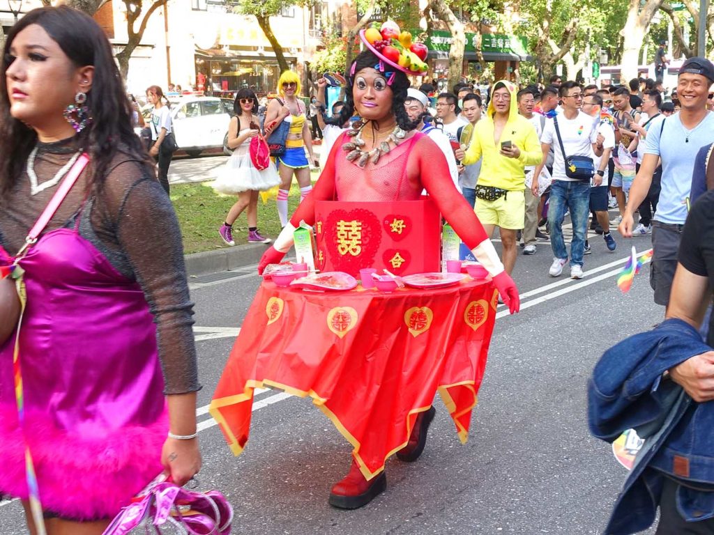 台灣同志遊行（台湾LGBTプライド）2020のパレードで圓桌に扮するドラァグクイーン