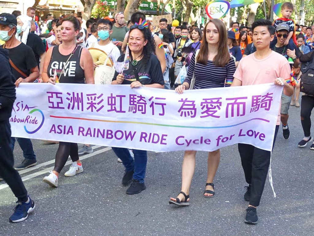 台灣同志遊行（台湾LGBTプライド）2020のパレードを歩く「亞洲彩虹騎行」のグループ