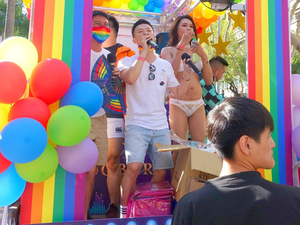 台灣同志遊行（台湾LGBTプライド）2020のパレードカーに立つ台湾のポッドキャスター