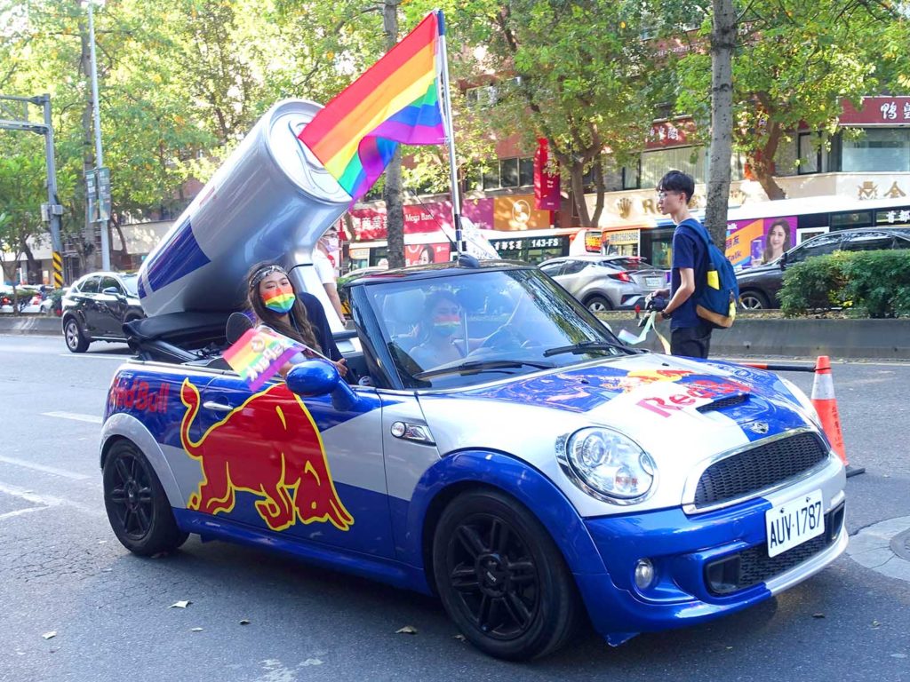 台灣同志遊行（台湾LGBTプライド）2020のパレードに登場したレッドブルのオープンカー