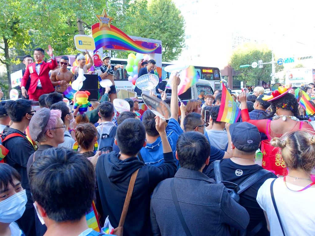 台灣同志遊行（台湾LGBTプライド）2020で網紅が立つパレードカー周辺で盛り上がる参加者
