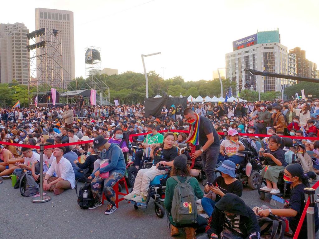 台灣同志遊行（台湾LGBTプライド）2020パレード後のステージ前に集まる参加者