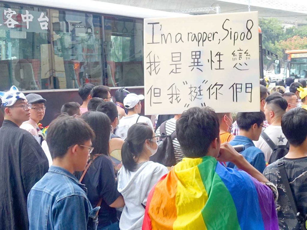 台中同志遊行（台中LGBTプライド）2020のパレードでプラカードを掲げる異性愛者の参加者