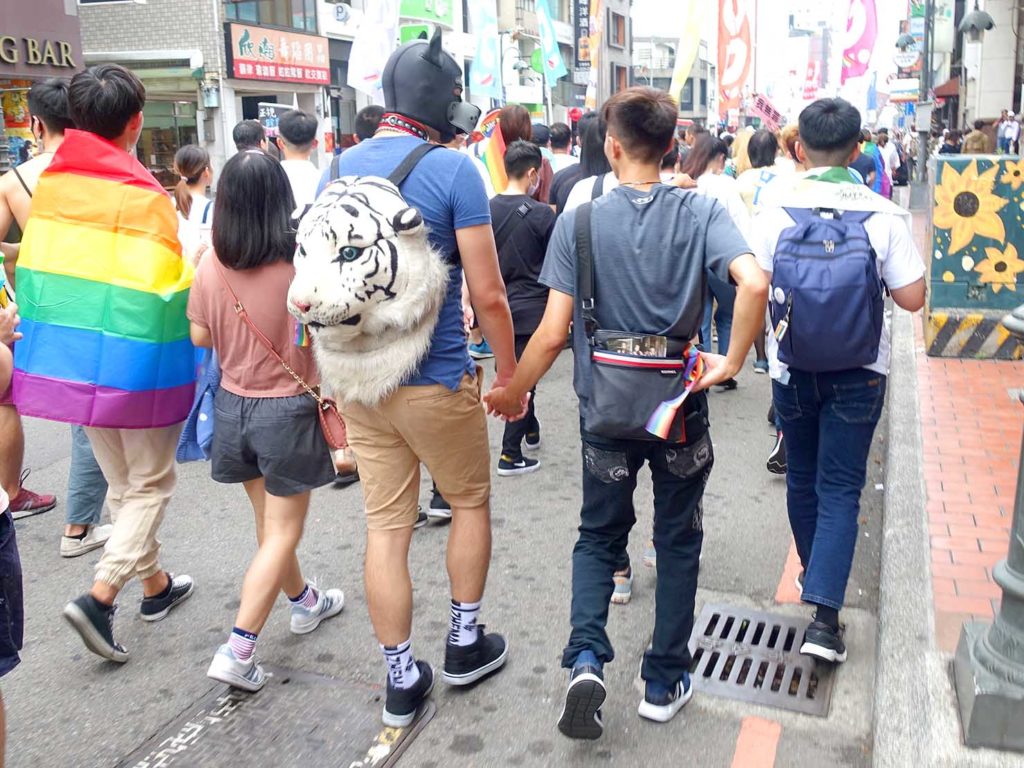 台中同志遊行（台中LGBTプライド）2020のパレードを手を繋いで歩く同性カップル