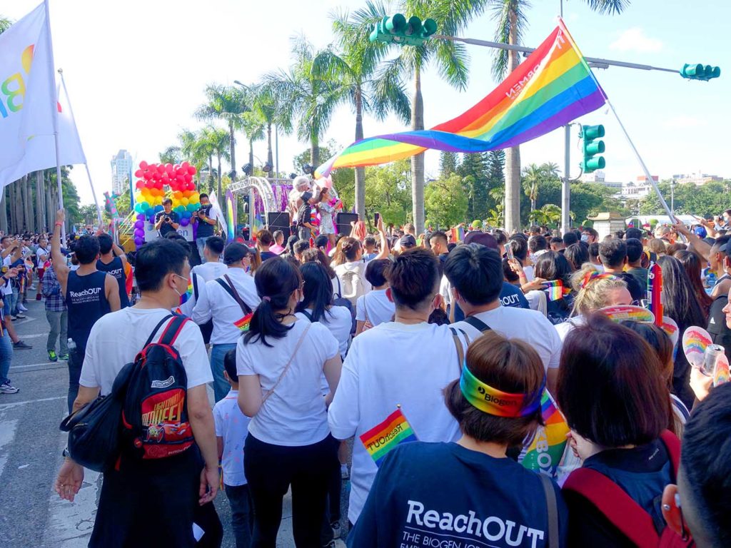 台灣同志遊行（台湾LGBTプライド）2020のパレード隊列にはためくレインボーフラッグ