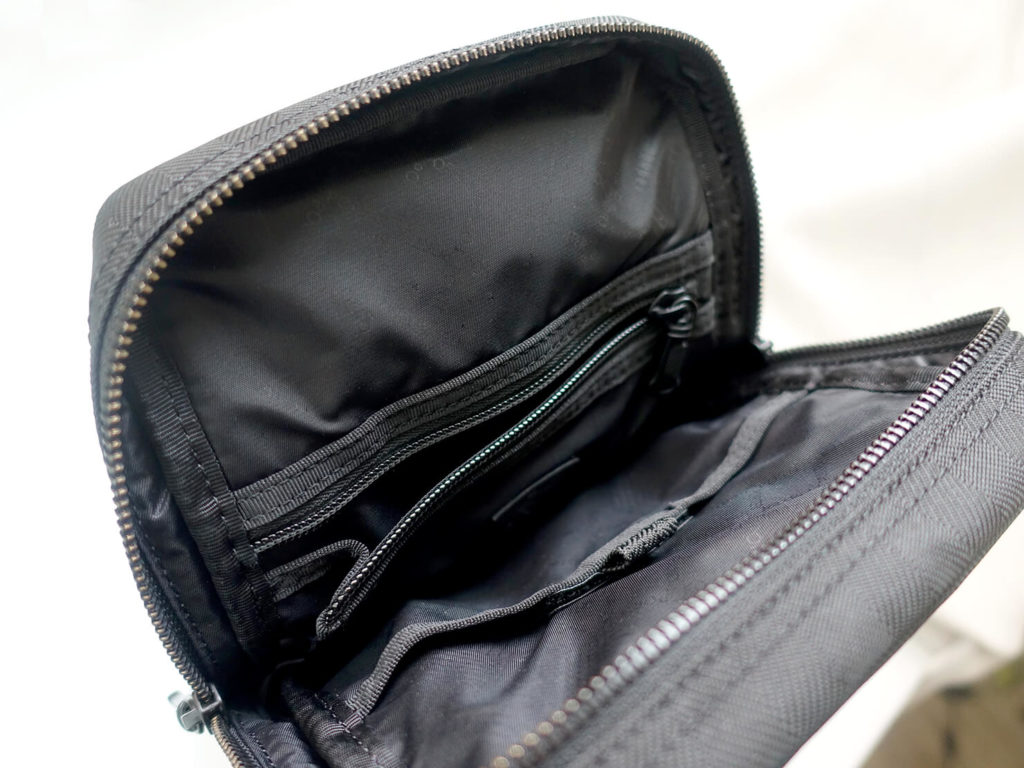 重いカバンを軽量化するために新調した持ち物「PORTER INTERNATIONAL - NEW MERODY 單肩包」のポケット