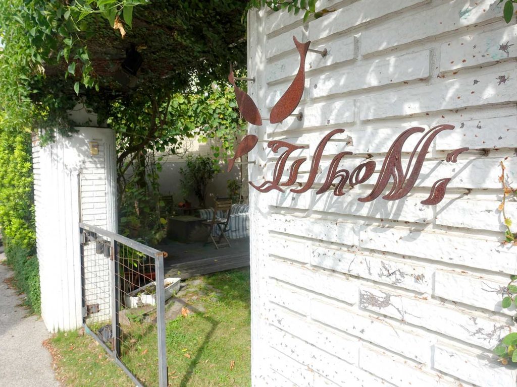 台南のおすすめ古民家ゲストハウス「一緒二咖啡民居」のエントランスに書かれた名前