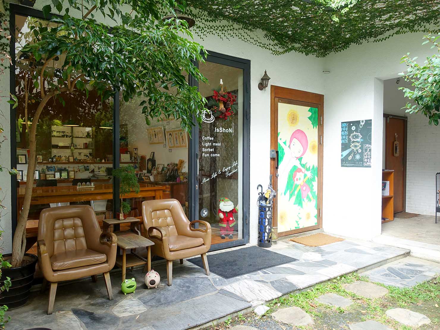 台南のおすすめ古民家ゲストハウス「一緒二咖啡民居」のカフェ入口