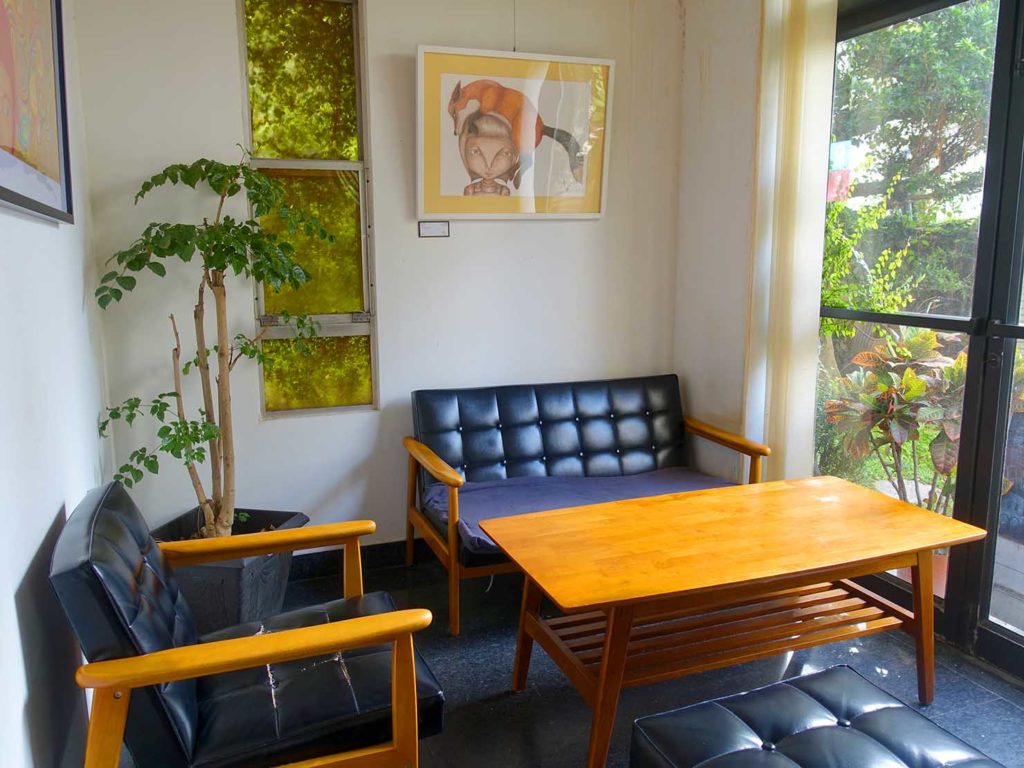 台南のおすすめ古民家ゲストハウス「一緒二咖啡民居」のカフェソファ席