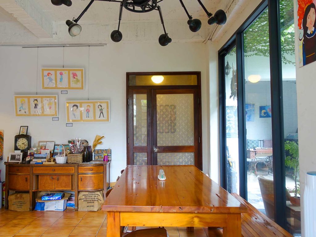 台南のおすすめ古民家ゲストハウス「一緒二咖啡民居」のカフェテーブル席