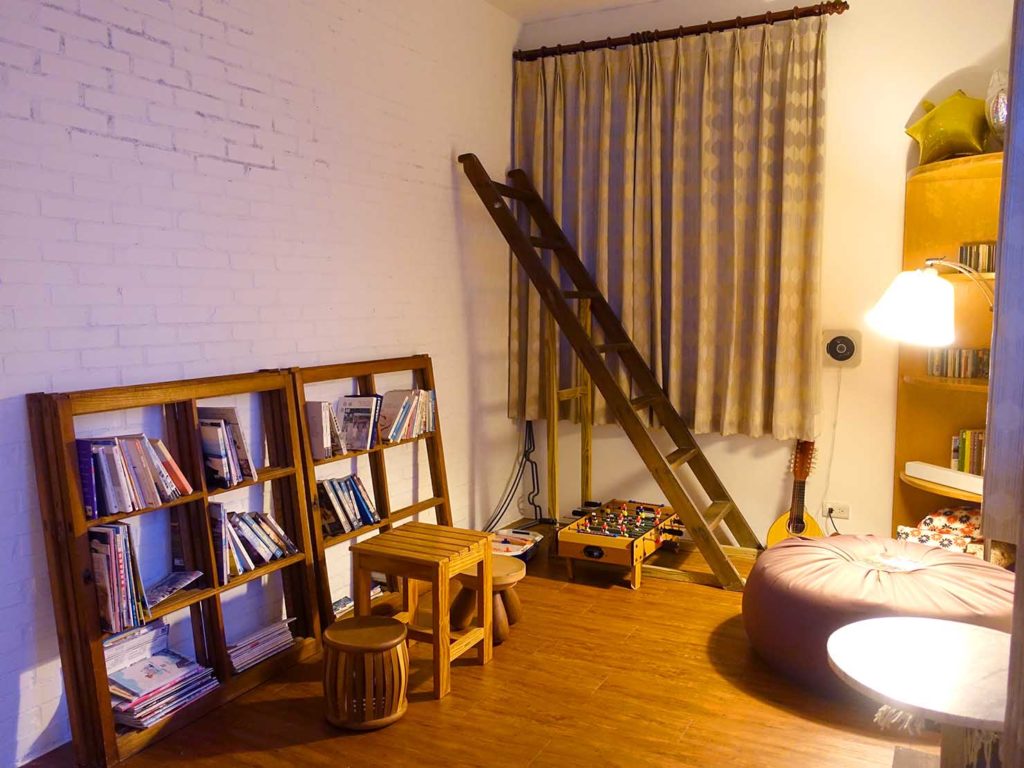 台南のおすすめ古民家ゲストハウス「一緒二咖啡民居」共用スペースの本棚