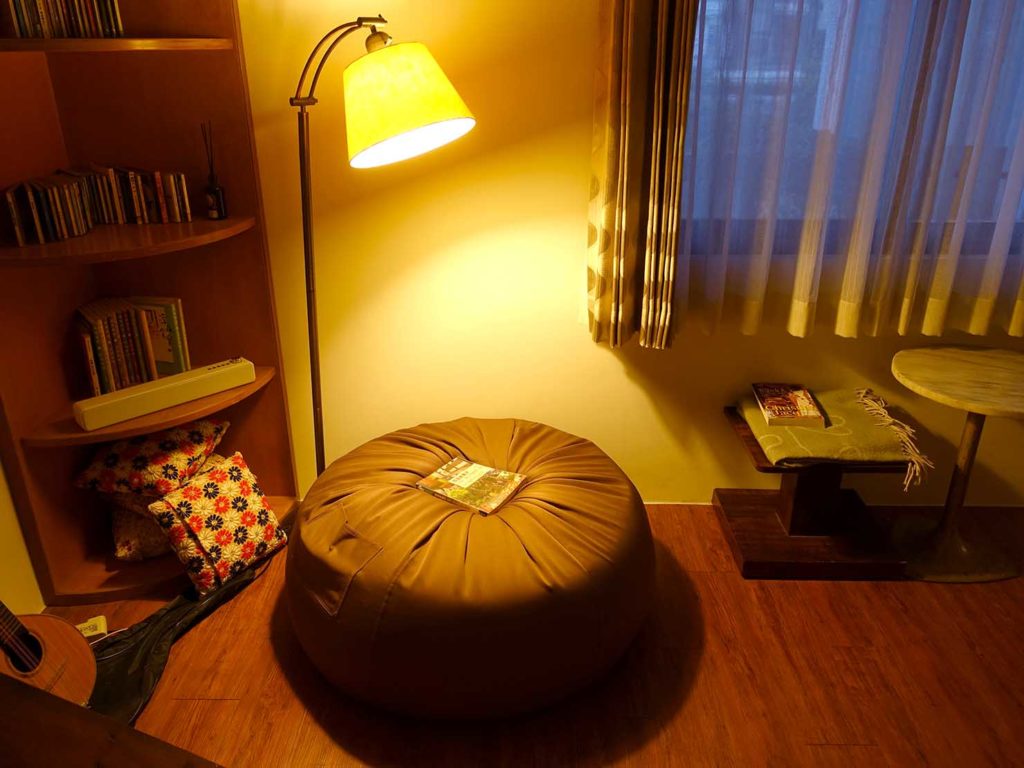 台南のおすすめ古民家ゲストハウス「一緒二咖啡民居」共用スペースのソファ
