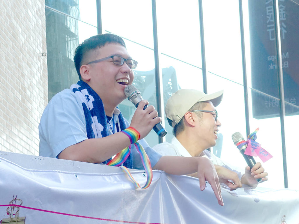 台南彩虹遊行（台南レインボープライド）2020のパレードカーに立つ司会者
