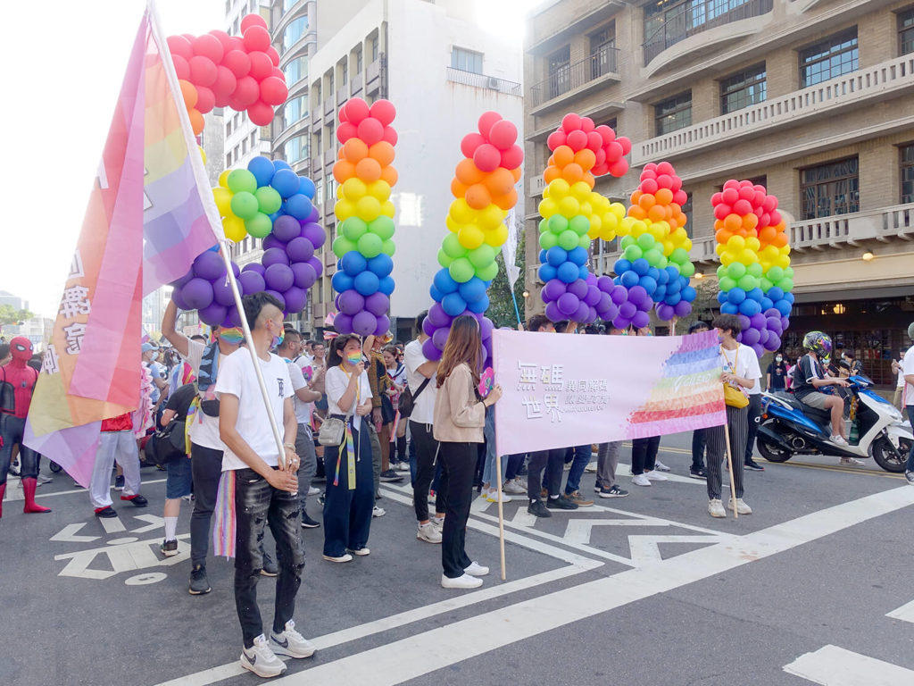 台南彩虹遊行（台南レインボープライド）2020のパレードに参加する製薬会社のグループ