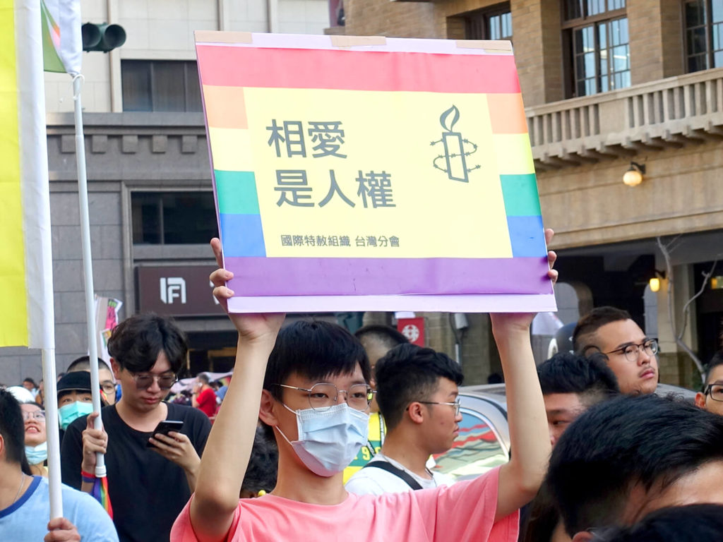 台南彩虹遊行（台南レインボープライド）2020のパレードでプラカードを掲げる人権団体の参加者