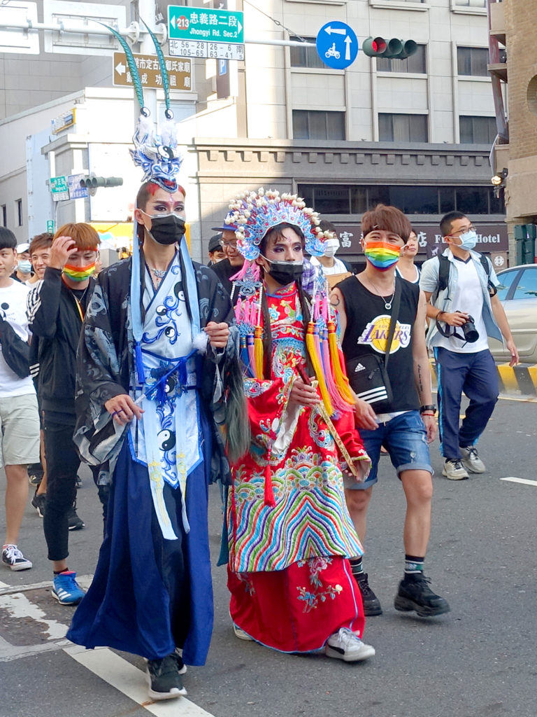 台南彩虹遊行（台南レインボープライド）2020のパレードを中華風のコスプレで歩く参加者