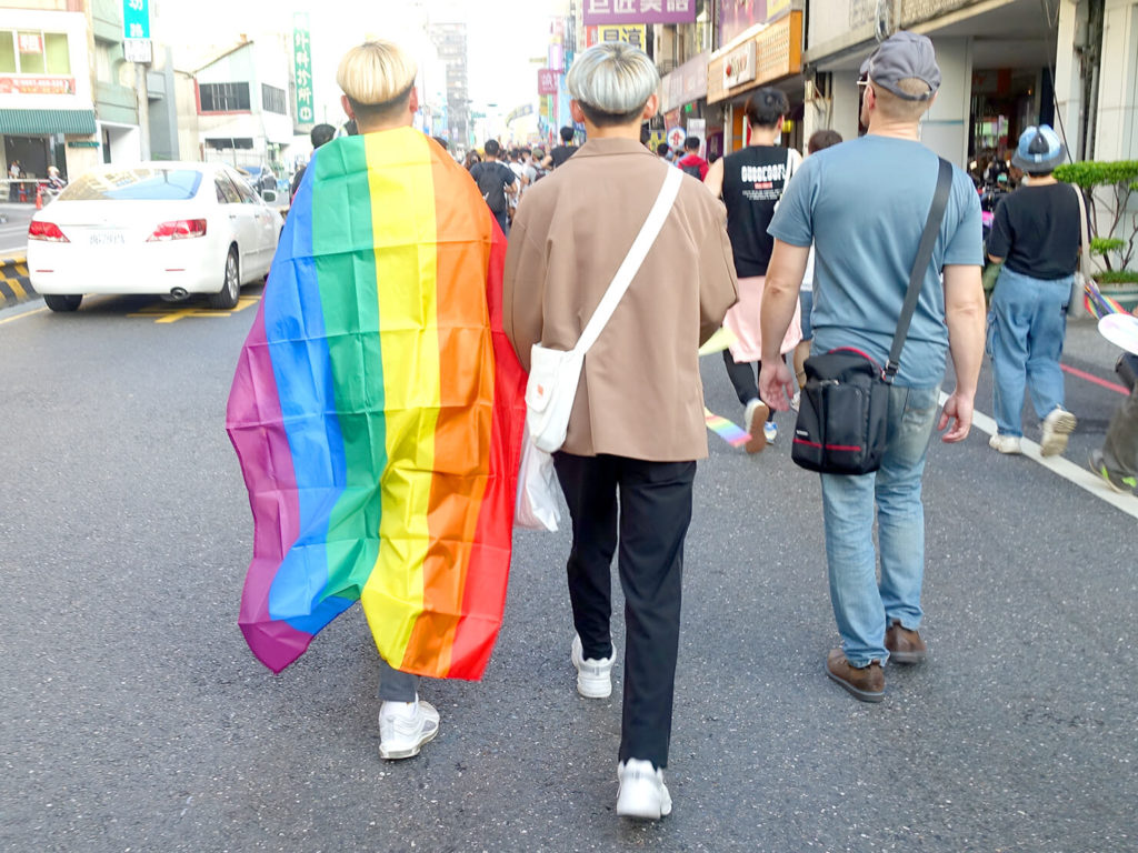台南彩虹遊行（台南レインボープライド）2020のパレードをおそろいのヘアスタイルで歩く参加者