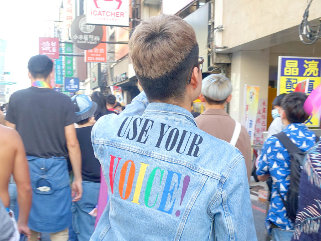 台南彩虹遊行（台南レインボープライド）2020のパレードをメッセージ付きジャケット姿で歩く参加者