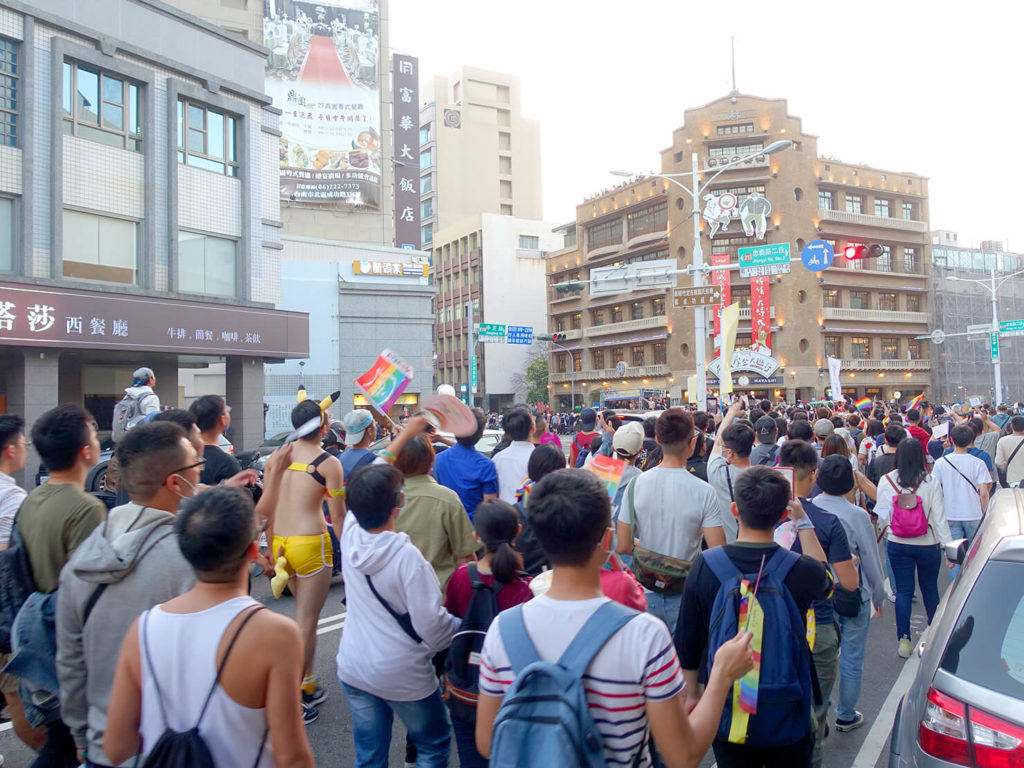 台南彩虹遊行（台南レインボープライド）2020のパレードで林百貨前に差し掛かる参加者