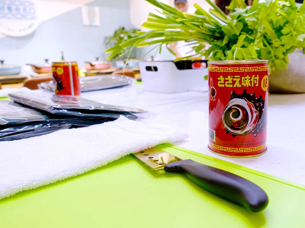 台湾料理教室＆プライベートレストラン「好客台北 Be My Guest Taipei」のキッチンに準備されたサザエの缶詰