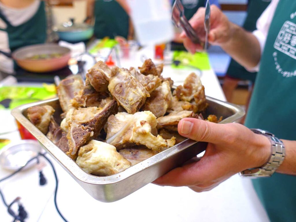 台湾料理教室＆プライベートレストラン「好客台北 Be My Guest Taipei」のキッチンに準備された豚バラ肉