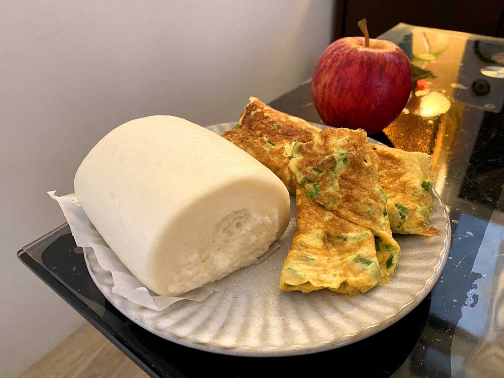 台北で100元ランチ：牛奶饅頭+蔥花蛋+蘋果