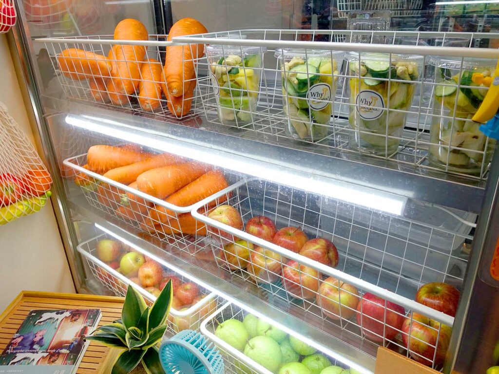 台北・行天宮のおすすめグルメ店「Why Banana?」の冷蔵ケースに並ぶフルーツ