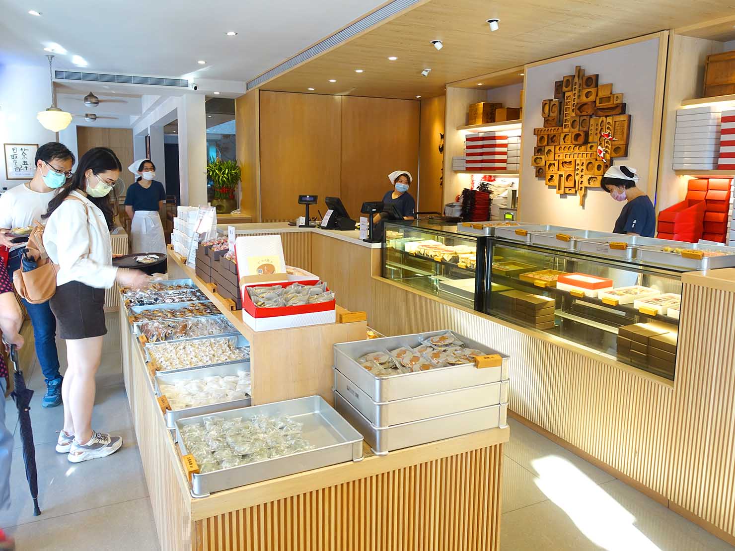 台北・迪化街にある創業70年の和菓子店「滋養製菓」。お取り寄せできるパイナップルケーキ他、おいしいお菓子たち5品をいただきます。 | にじいろ台湾