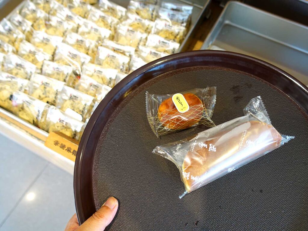 台北・迪化街にある創業70年の和菓子店「滋養製菓」でお菓子をピックアップ